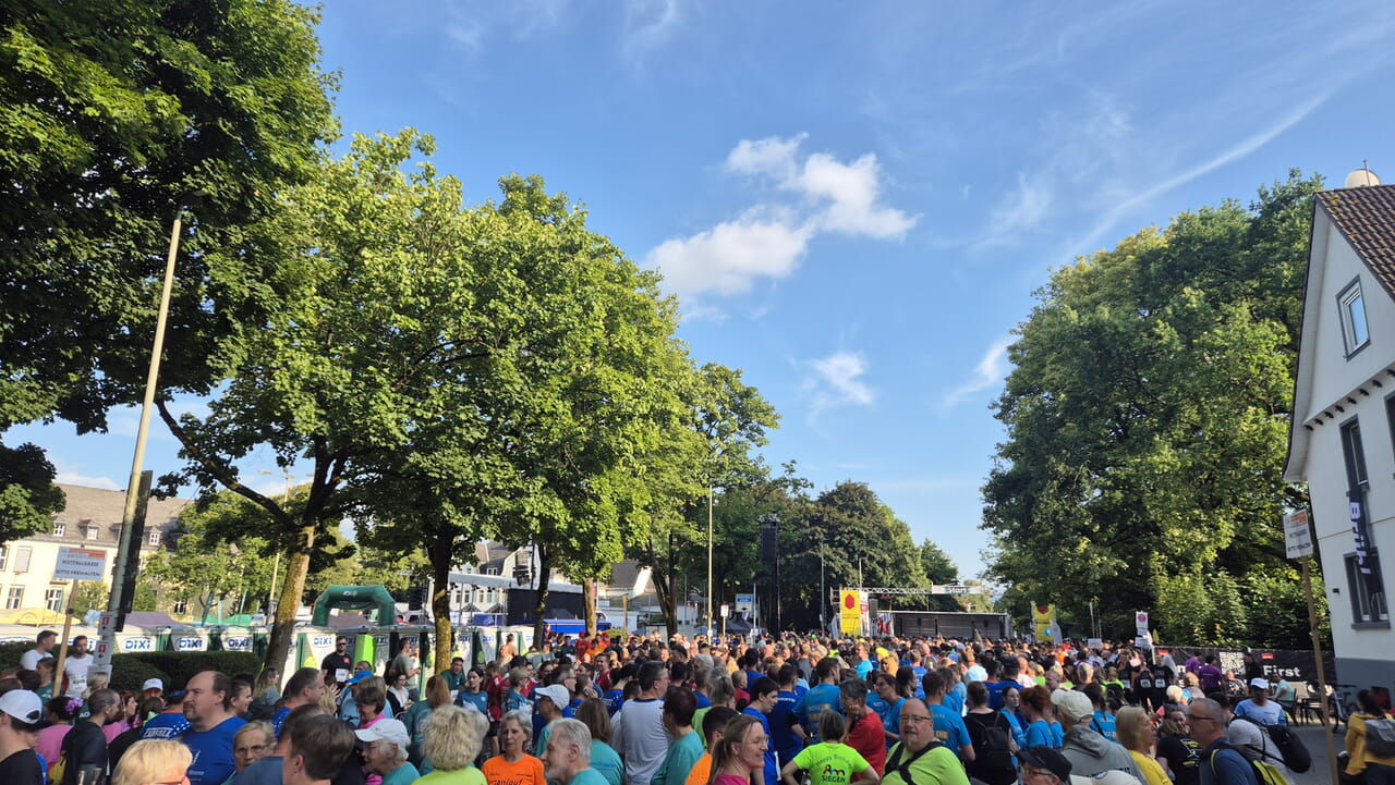 Insgesamt liefen über 8000 Menschen beim 22. Siegerländer AOK-Firmenlauf mit.